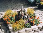 Gartenbrunnen mit Lochstein, eingepasst in die bestehende Umgebung